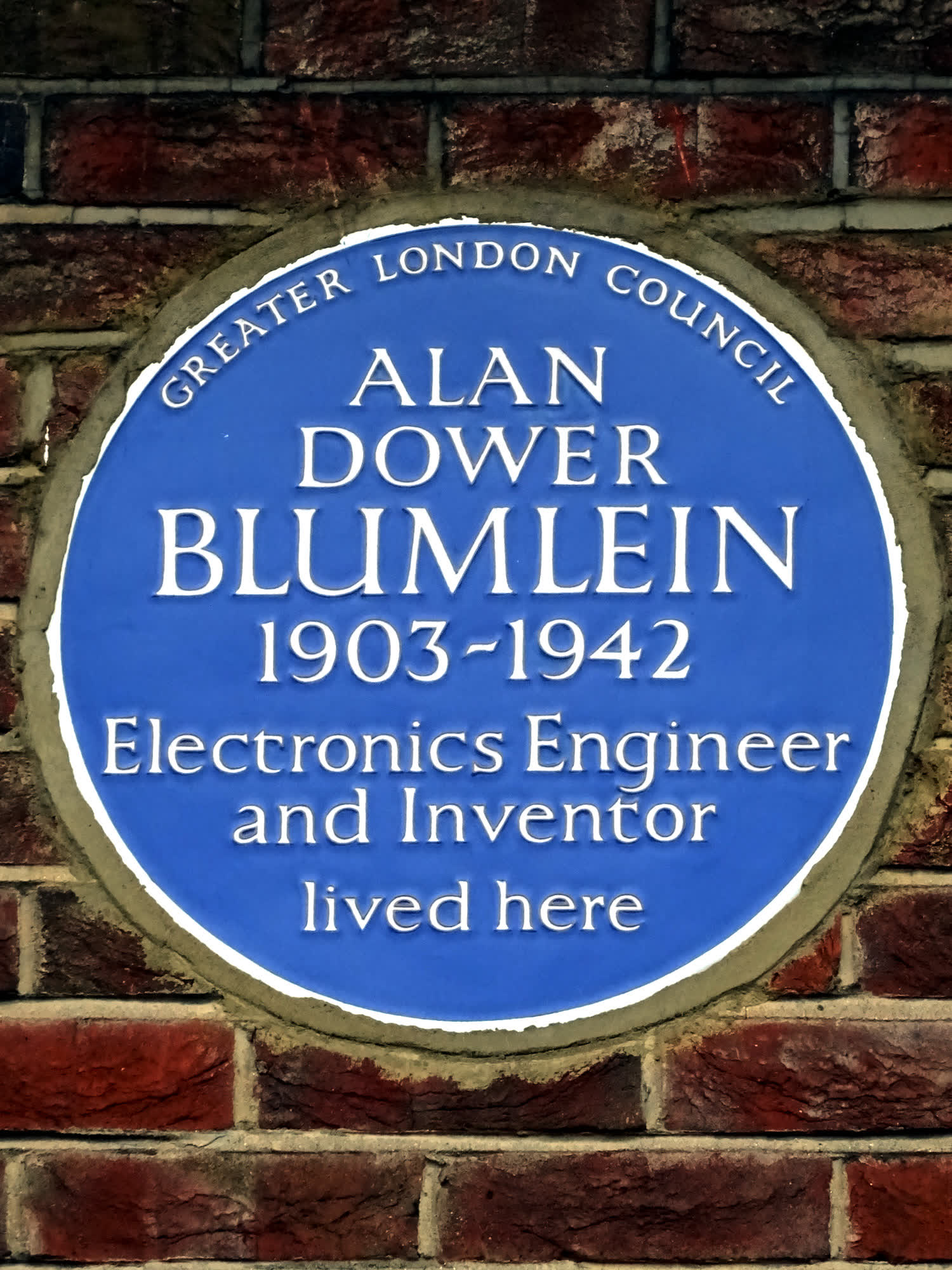 Round blue plaque on a house wall reading Alan Dower Blumlein 1903-1942 Electronics Engineer and Inventor lived here