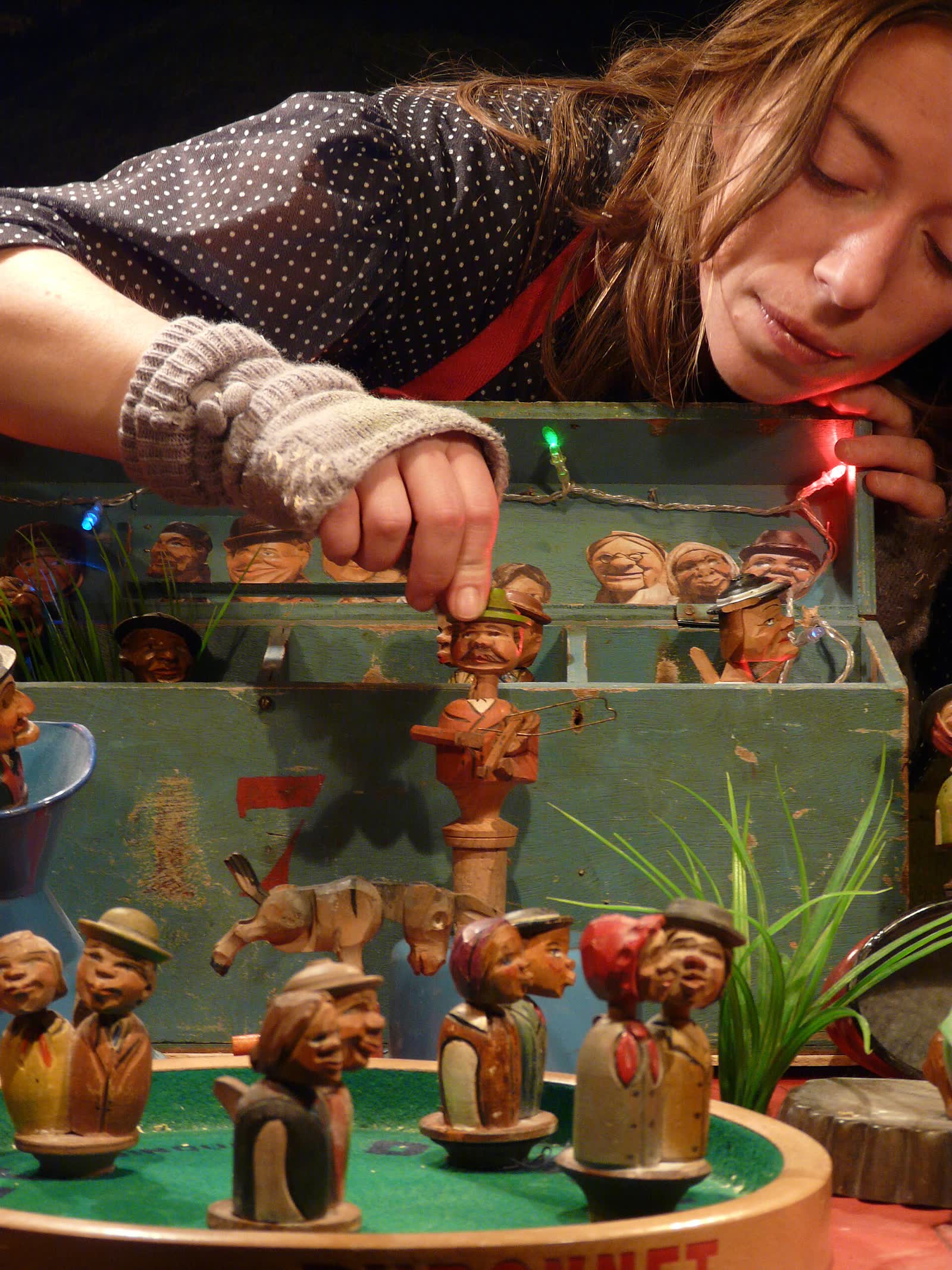 A scene from the French object theatre show Arsène et coquelicot
