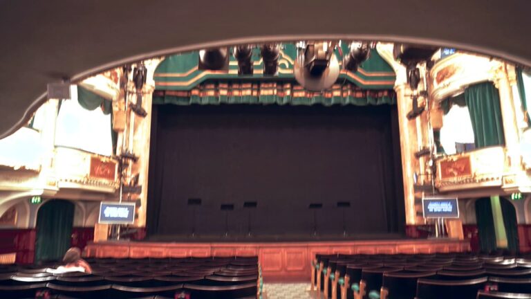 Immersive Theater vs Traditional Theater: What Changes for the Audience