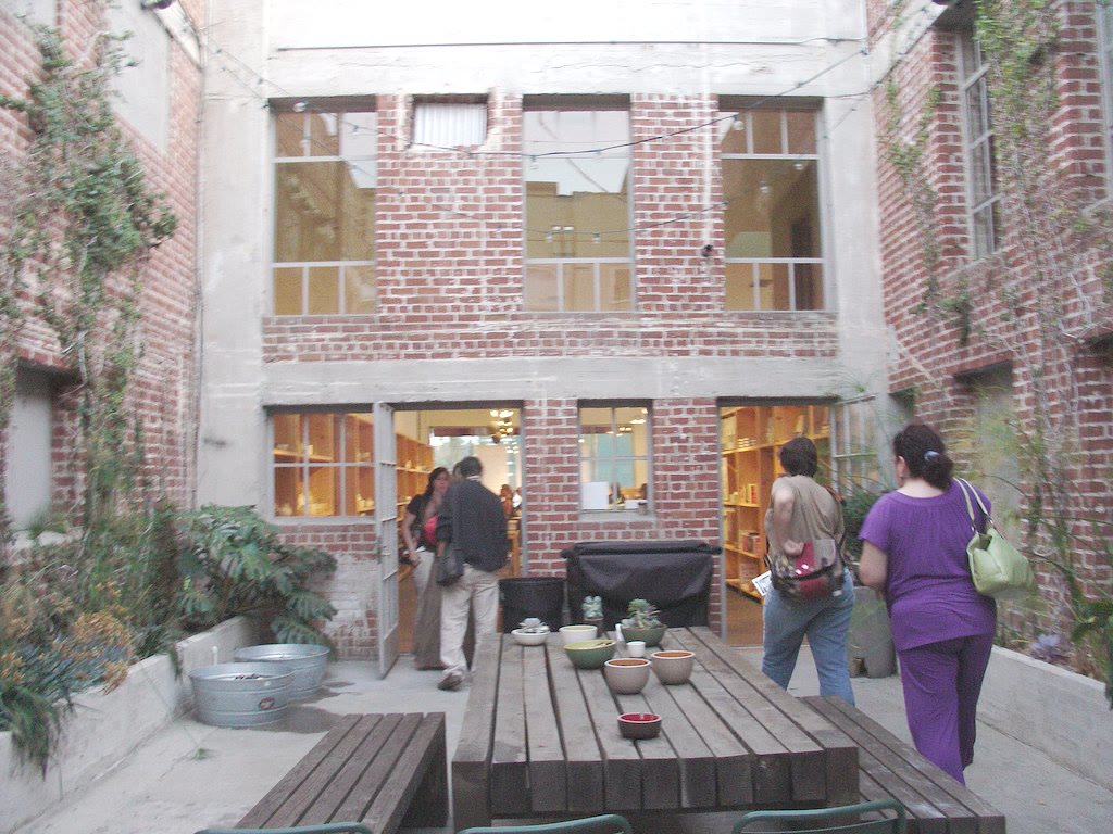 The courtyard of the Heath Ceramics factory in Sausalito with low buildings and plants