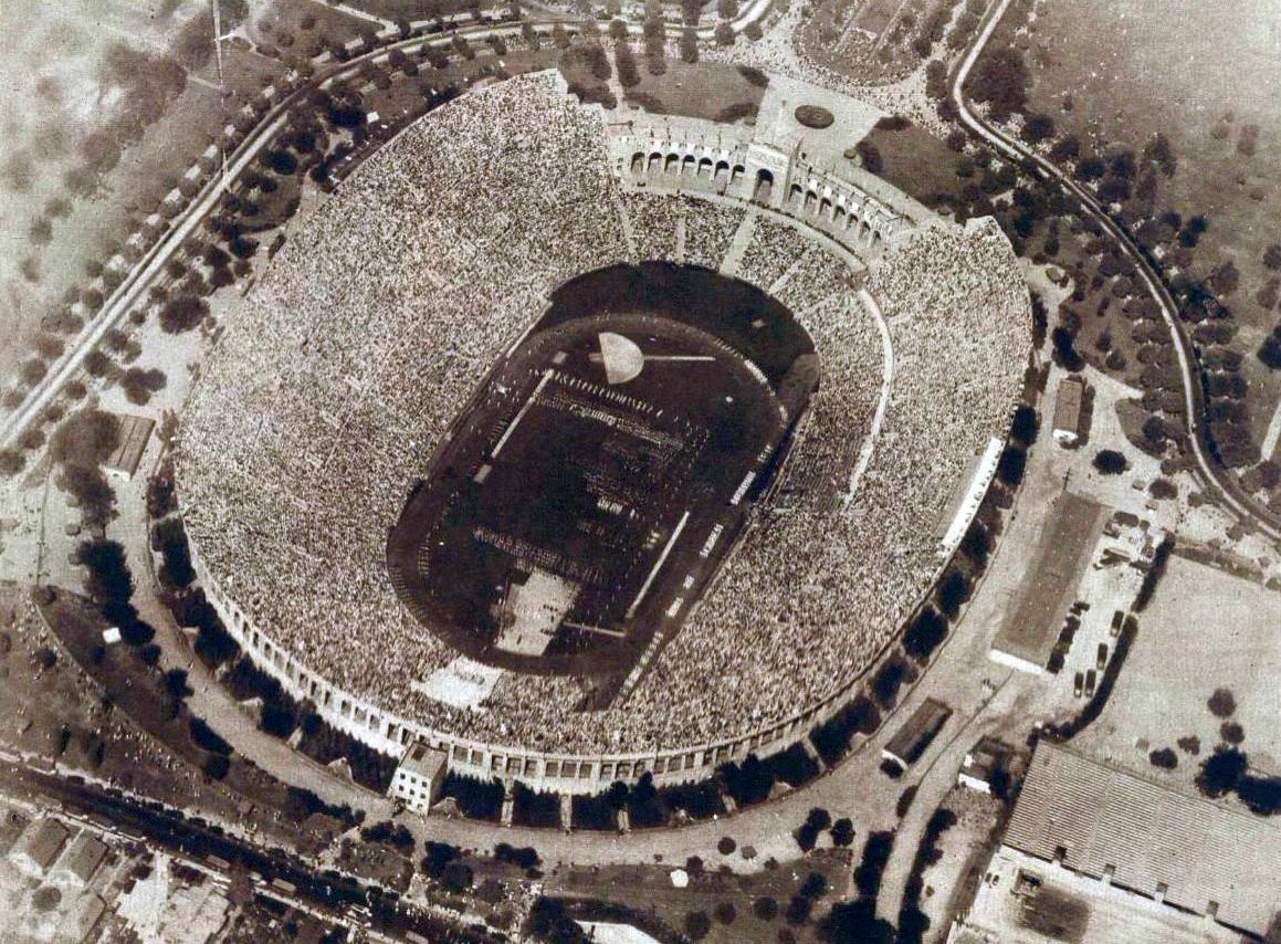 Black and white photograph of the opening ceremony of the 1932 Olympic Games in the Los Angeles stadium