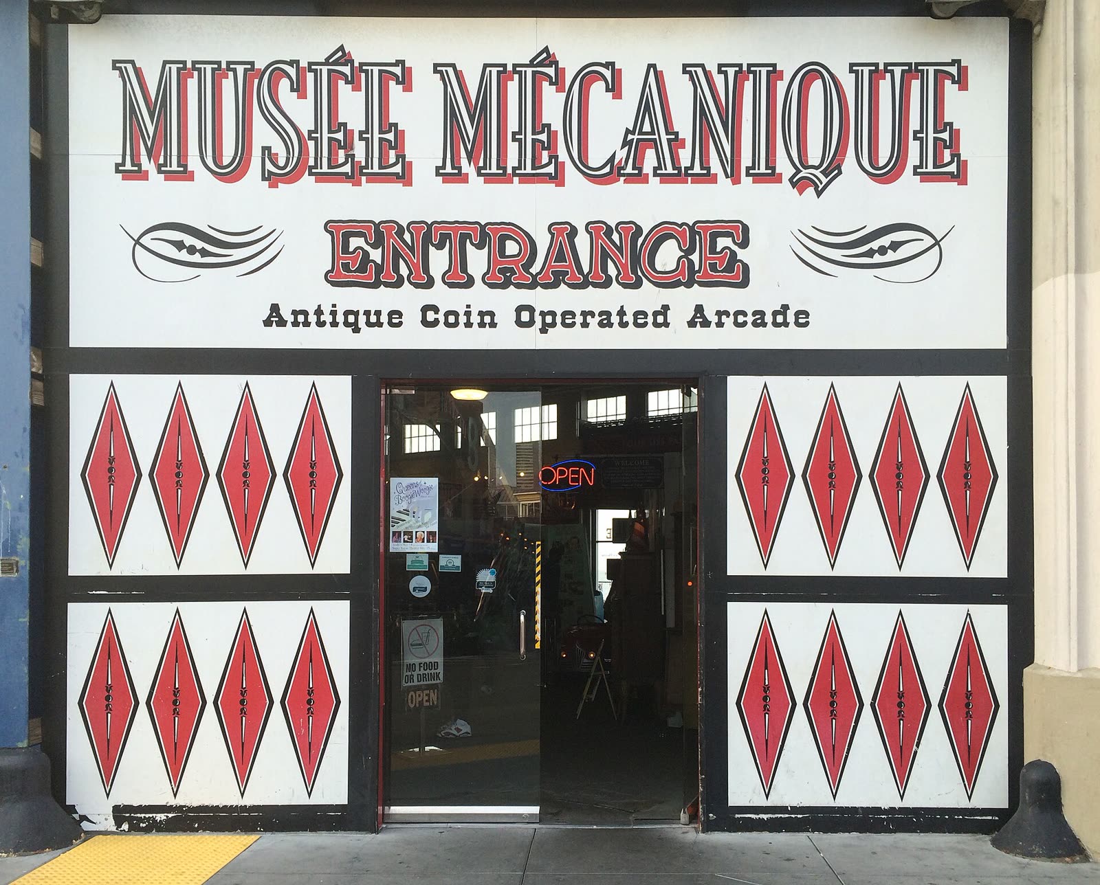 The front entrance of the Musée Mécanique arcade at Pier 45, Fisherman's Wharf
