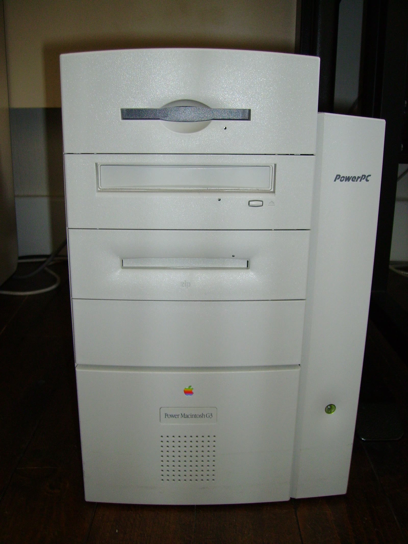 Front of a beige Apple Power Macintosh G3 minitower computer from the late 1990s
