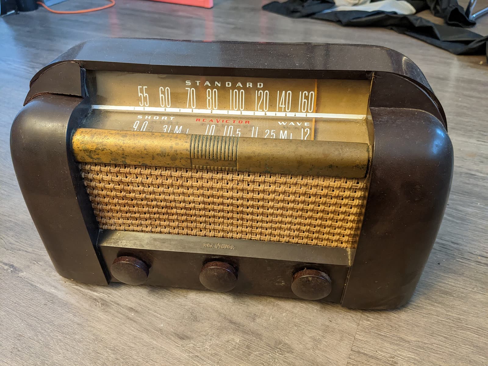 A vintage RCA Victor home radio receiver with AM and shortwave bands