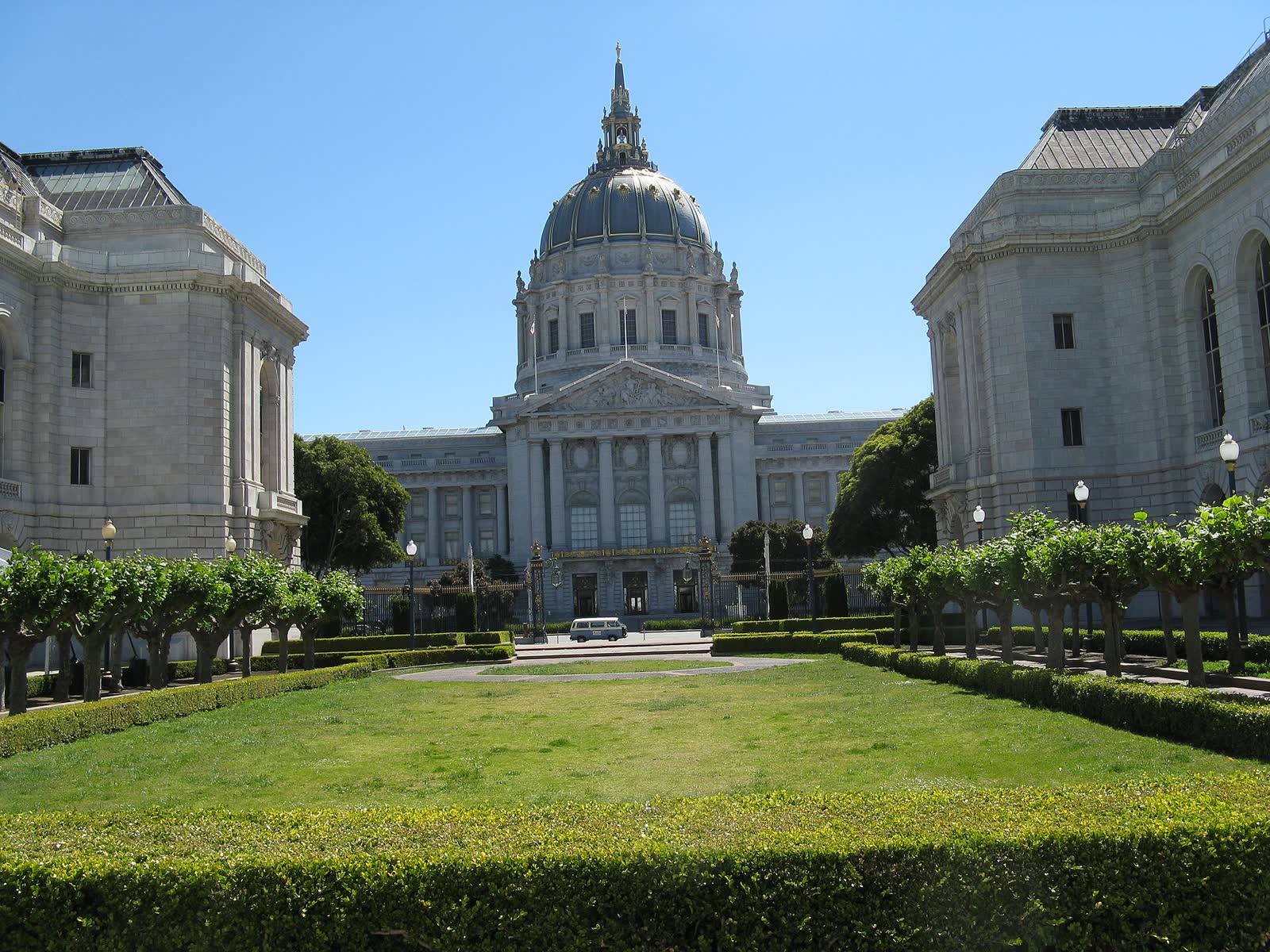 San Francisco City Hall beside the War Memorial Opera House and the War Memorial Veterans Building