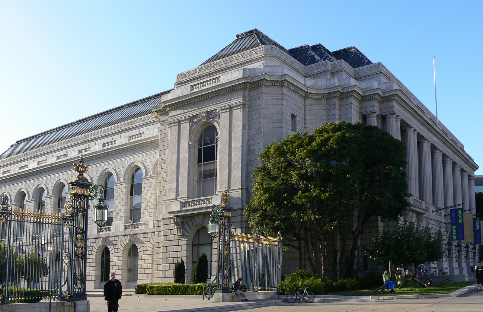 Side view of the War Memorial Veterans Building in San Francisco, which houses the Herbst Theatre